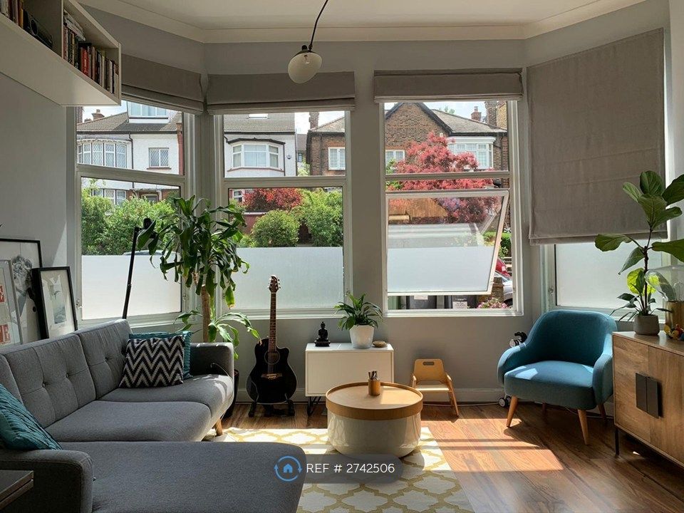 Property photo 3 of 19 Lounge