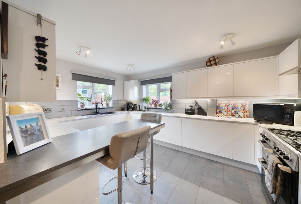 Property photo 3 of 19 1348692-15-68Bb2E...