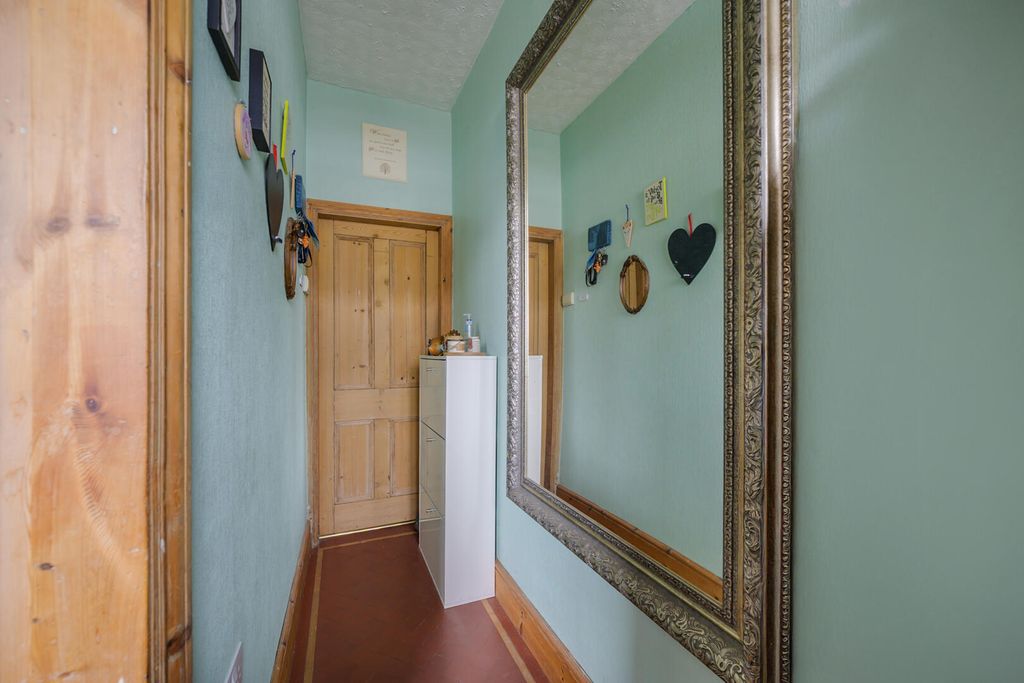 Property photo 2 of 18 Hallway