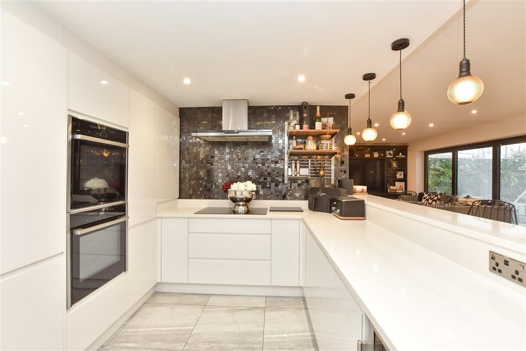 Property photo 2 of 19 Kitchen/Breakfast Area