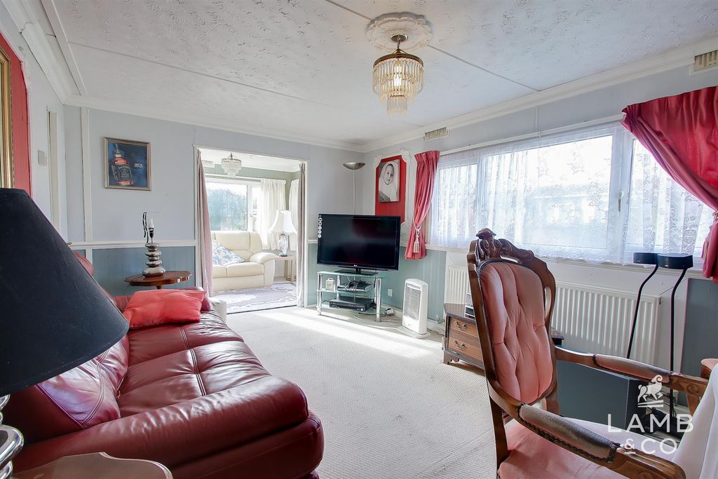 Property photo 2 of 11 Lounge