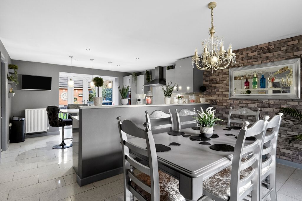 Property photo 3 of 22 Kitchen/Dining Room