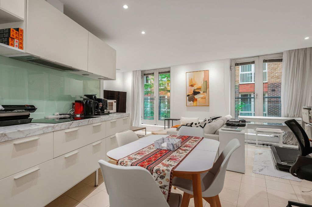 Property photo 3 of 12 Kitchen/ Dining