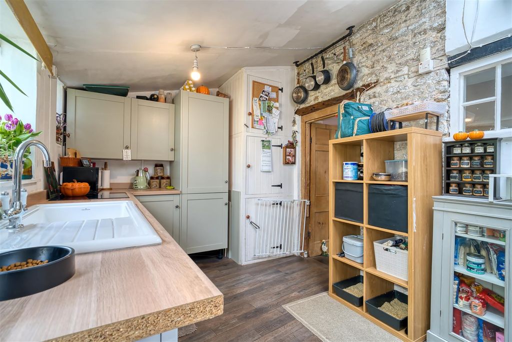 Property photo 2 of 9 Kitchen