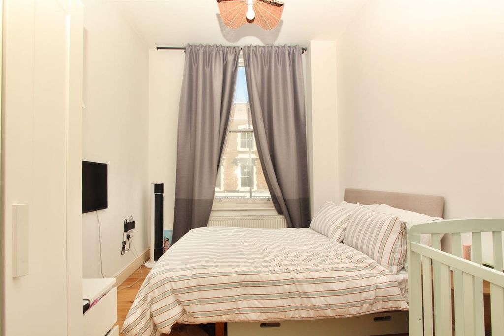 Property photo 3 of 12 Stoke Newington High Street, N16