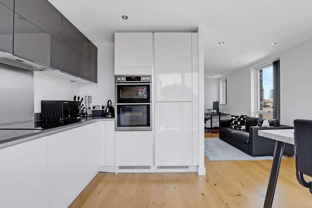 Property photo 2 of 15 06-9Ec1Jhgwl - 15 Severin Court - 16-Medium