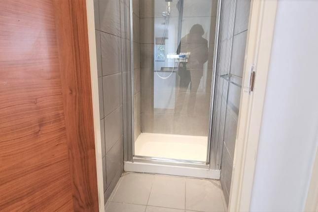 Property photo 3 of 19 Aberc  Bathroom 3.Jpg