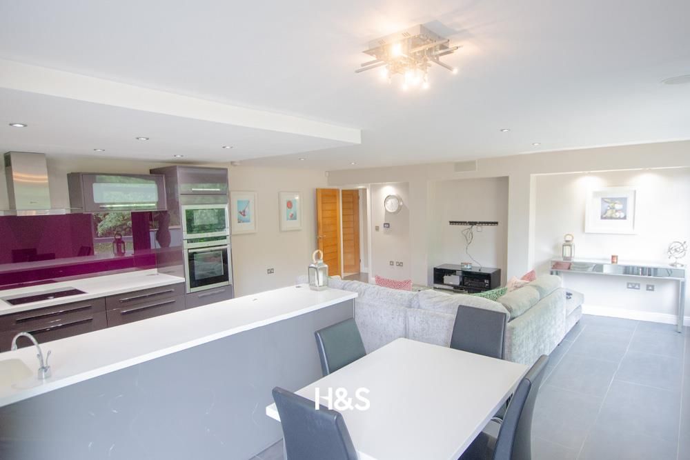 Property photo 2 of 13 19 Sapphire - Lounge.Jpg