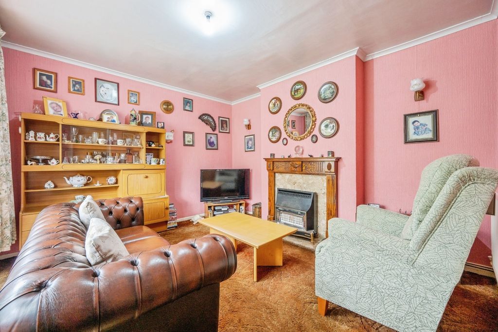 Property photo 2 of 19 Lounge