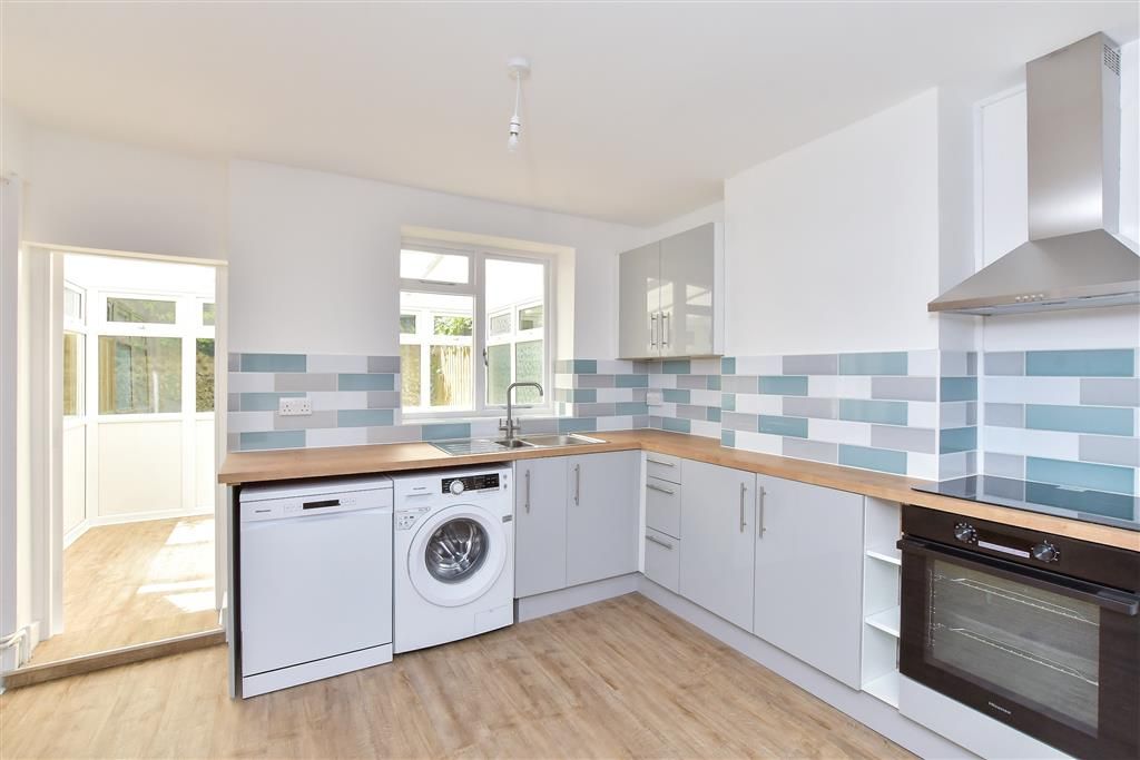 Property photo 3 of 11 Kitchen