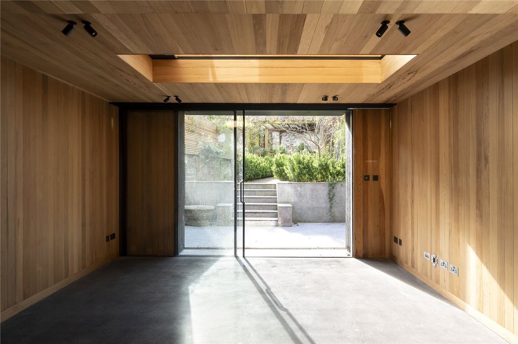 Property photo 2 of 22 Picture No. 31