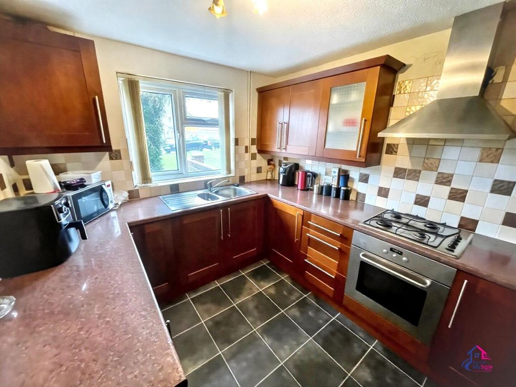 Property photo 3 of 11 Kitchen