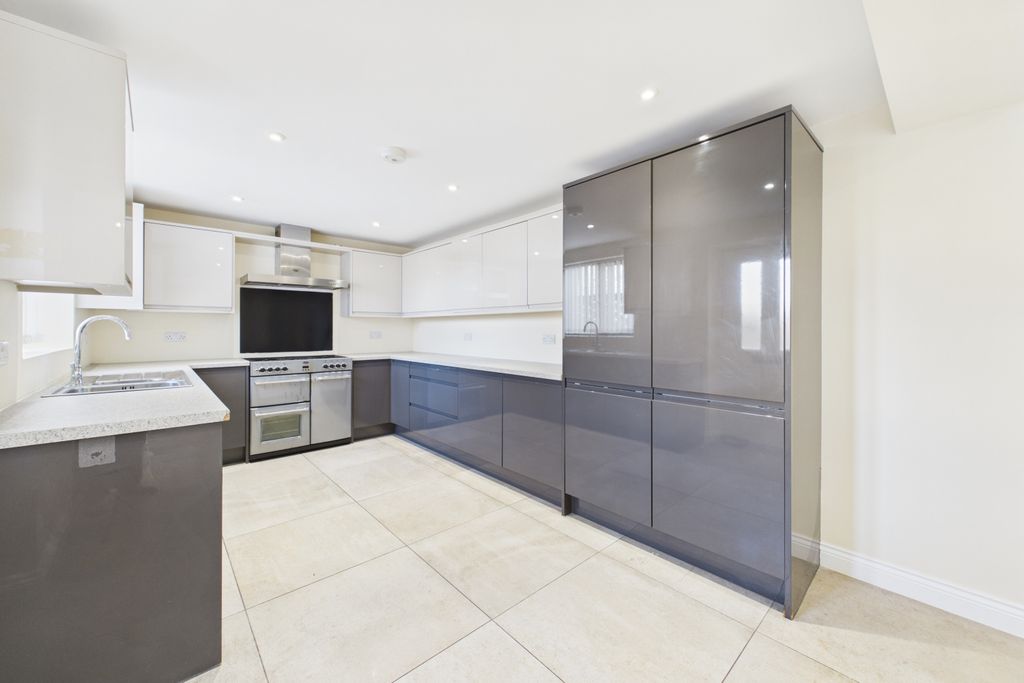 Property photo 3 of 26 Kitchen