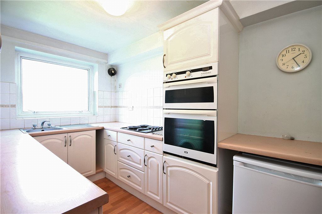 Property photo 3 of 10 Kitchen