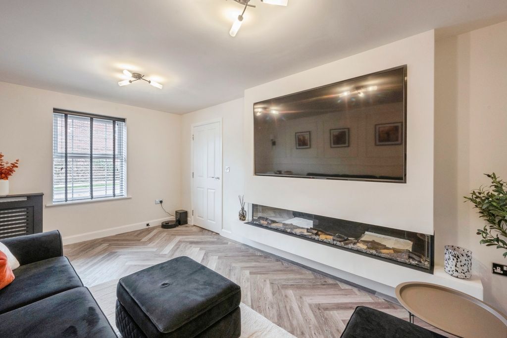 Property photo 3 of 18 Lounge