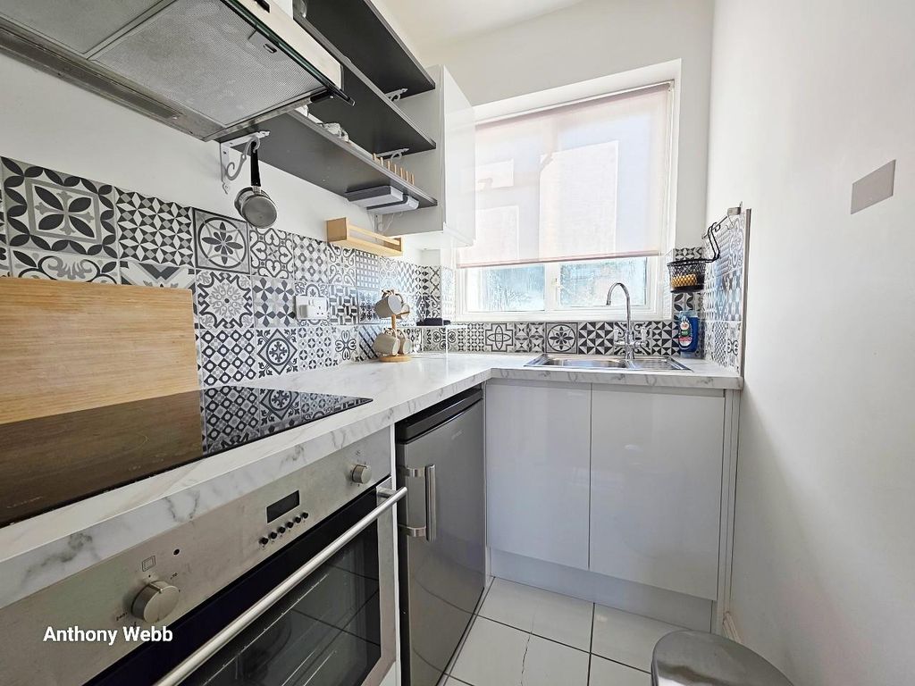 Property photo 2 of 7 Kitchen