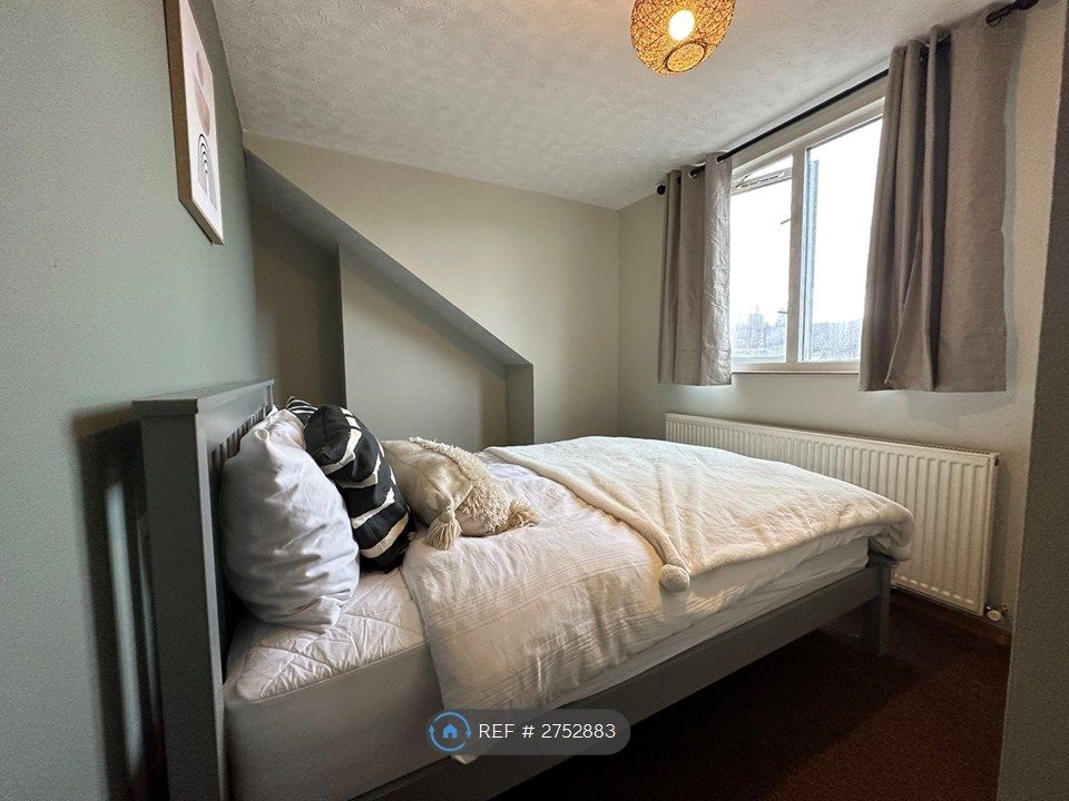 Property photo 2 of 11 1 x Double Bedroom