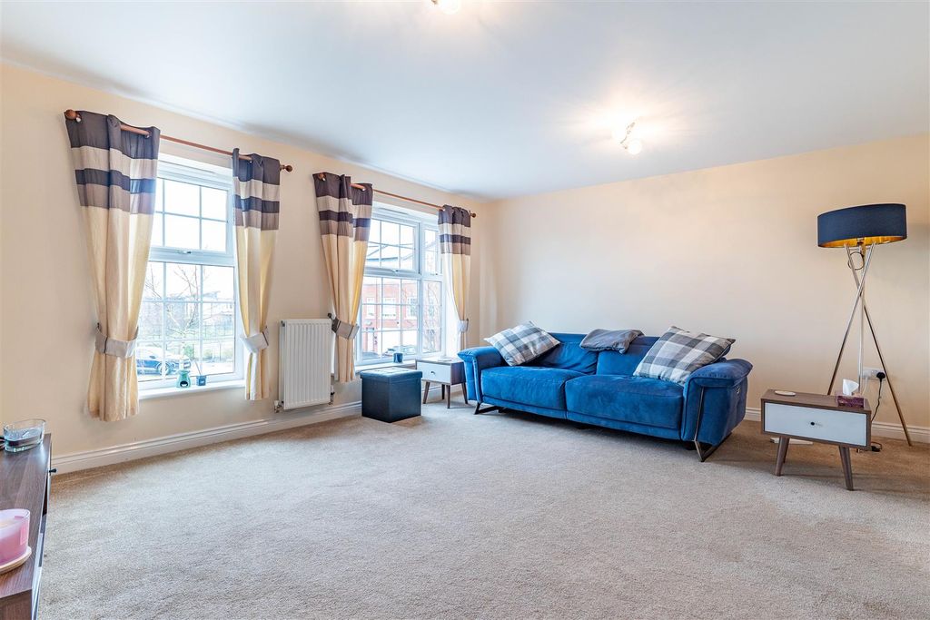 Property photo 2 of 24 Lounge