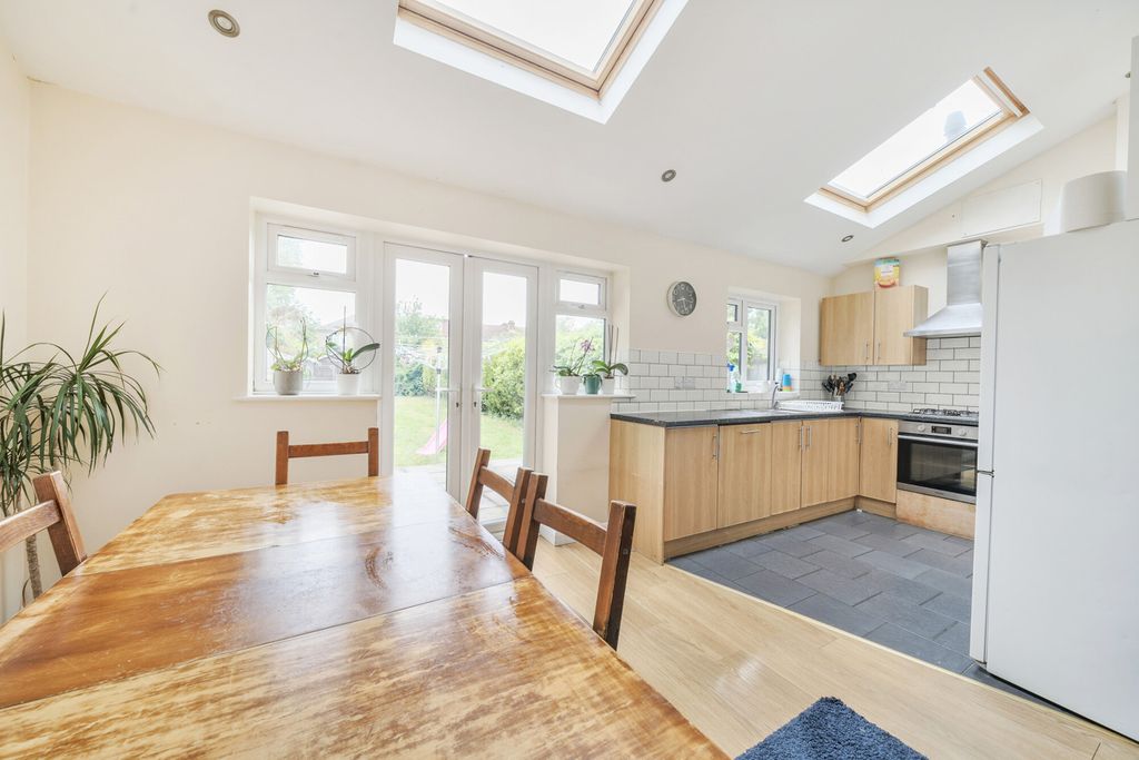 Property photo 2 of 16 1298265-33-682Da5...