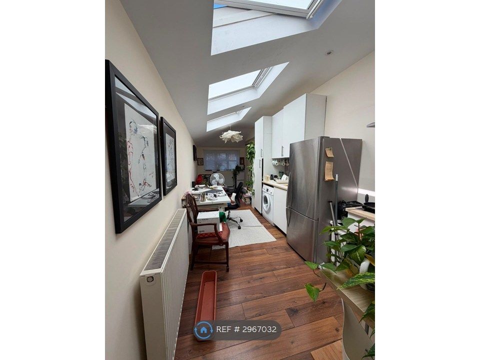 Property photo 2 of 10 Living - Kitchenette