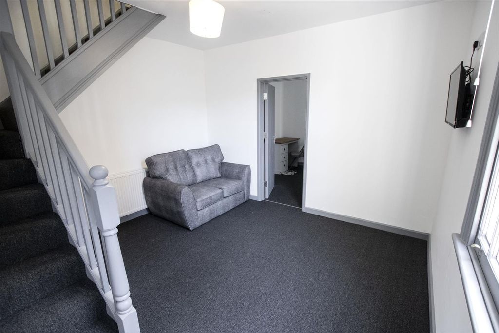 Property photo 1 of 6 Approach