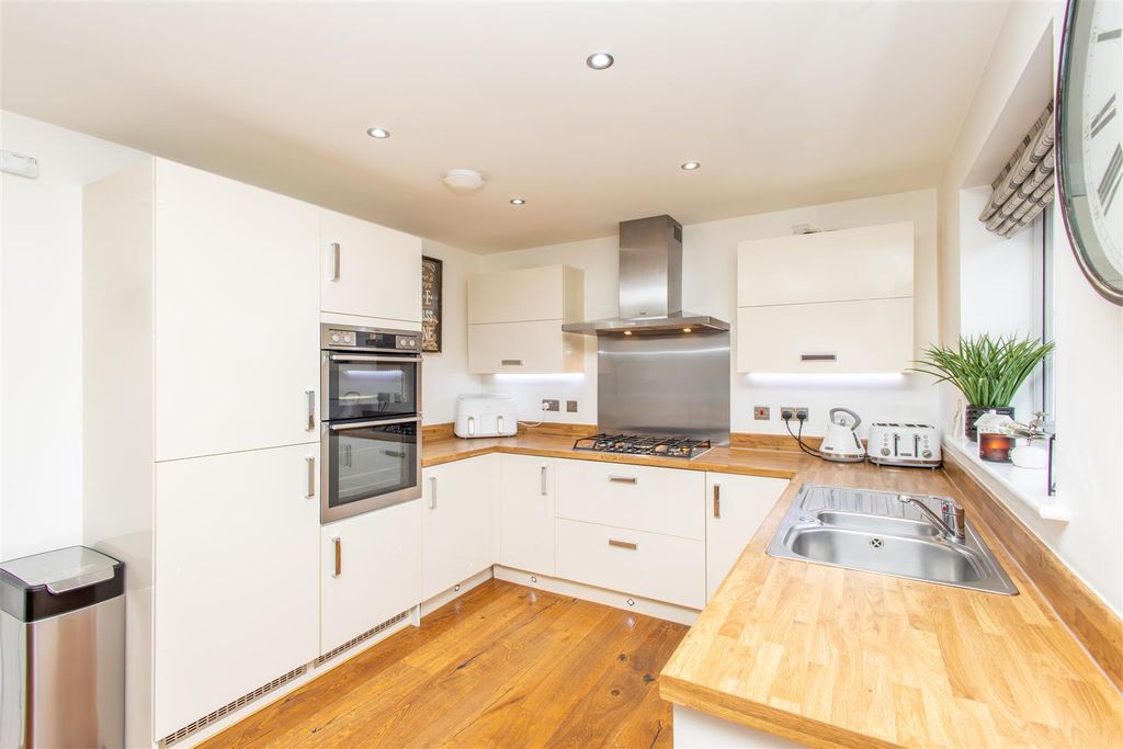 Property photo 3 of 23 Kitchen/Diner