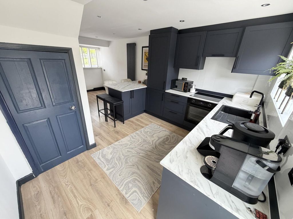 Property photo 3 of 25 Kitchen