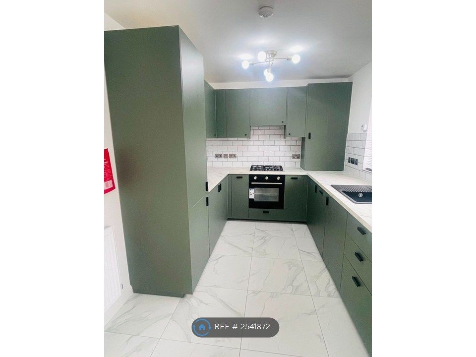 Property photo 3 of 11 Kitchen