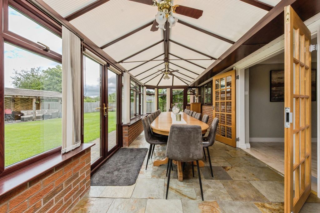 Property photo 3 of 32 Conservatory
