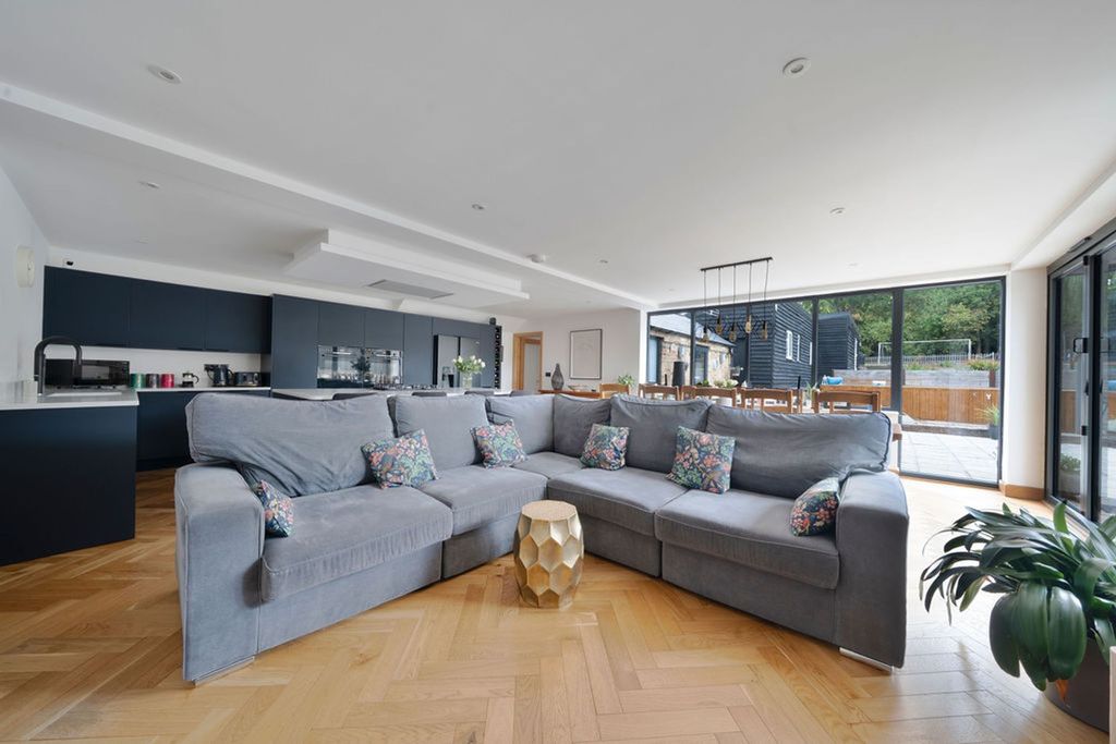 Property photo 3 of 47