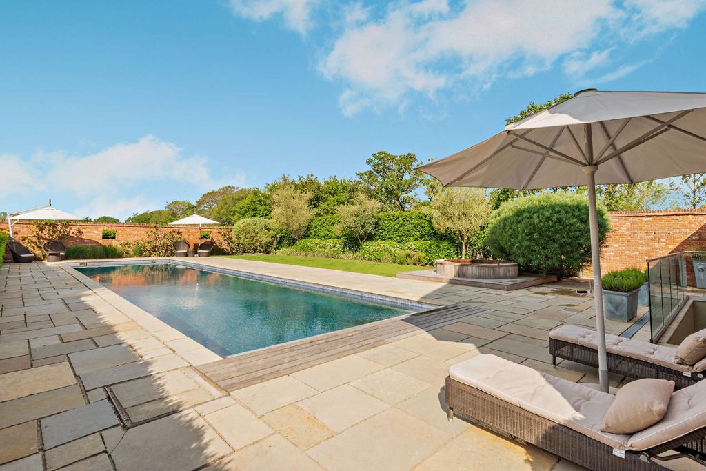 Property photo 2 of 32 Swimming Pool