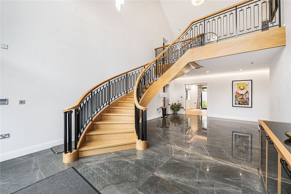 Property photo 2 of 22 Entrance Hall