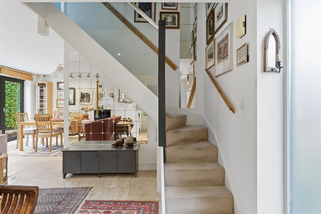 Property photo 2 of 16 8A Crecy Walk-17.Jpg