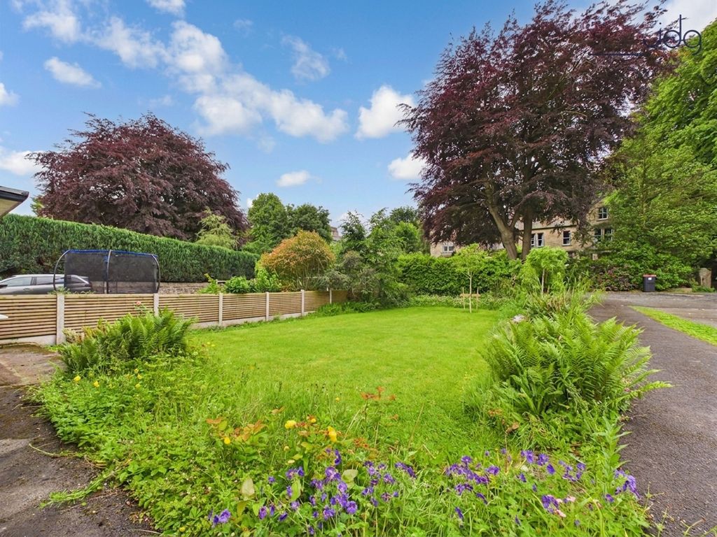 Property photo 2 of 17 Large South West Facing Garden