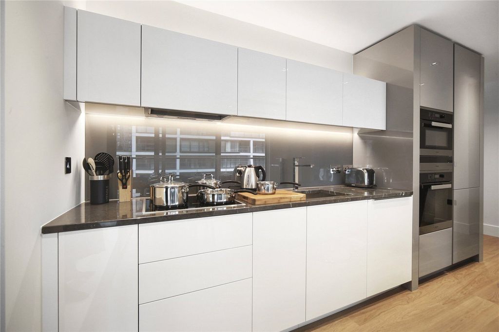 Property photo 3 of 8 Lord Kensington H...
