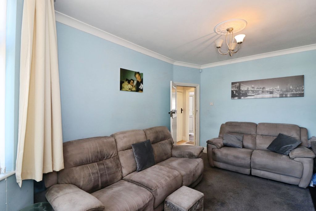 Property photo 3 of 17 Lounge