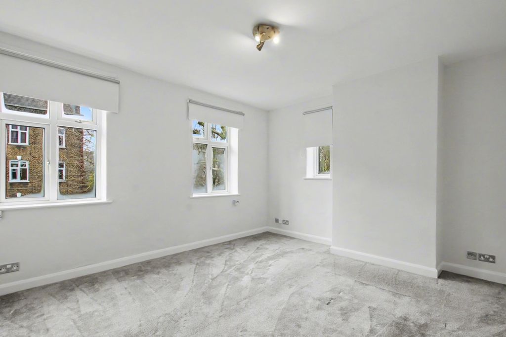 Property photo 2 of 11 2.Lounge.Jpg