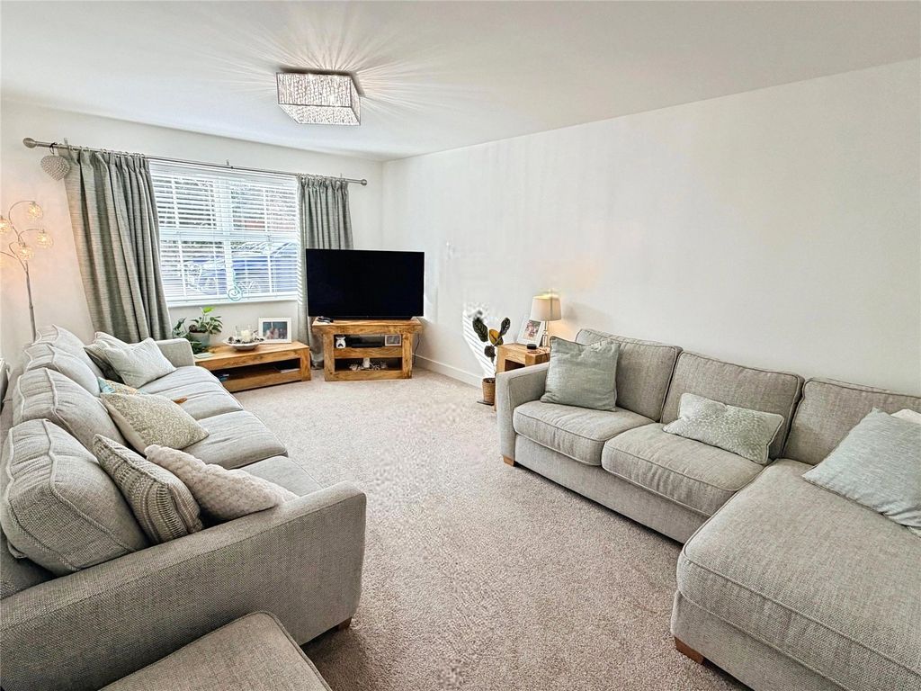 Property photo 3 of 31 Lounge