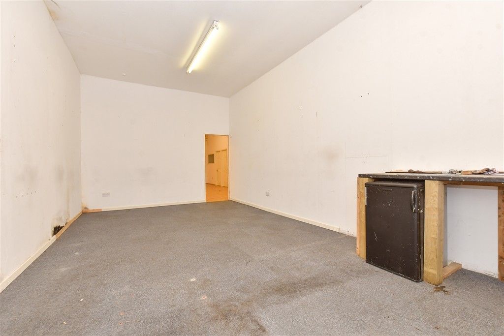 Property photo 3 of 7 Room 4
