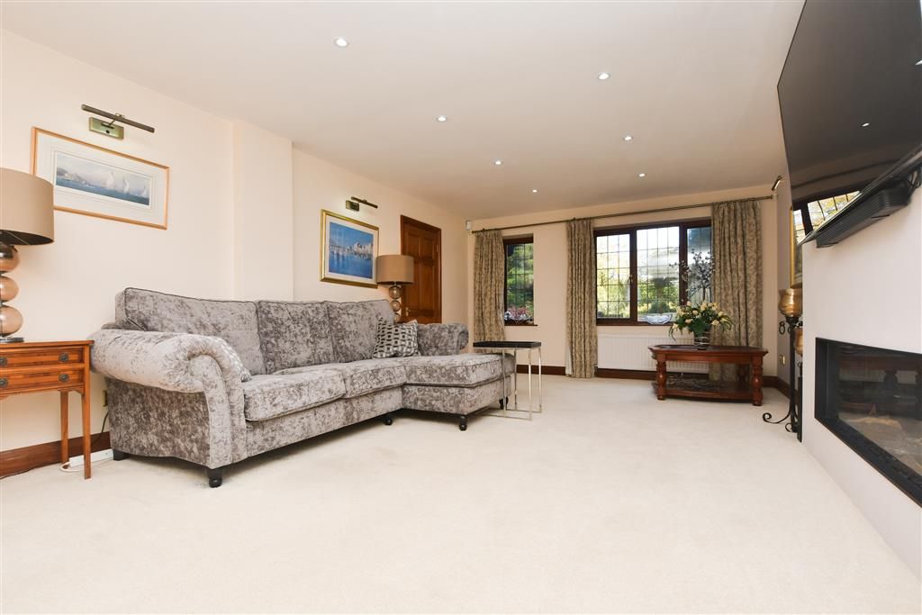 Property photo 1 of 15 Lounge