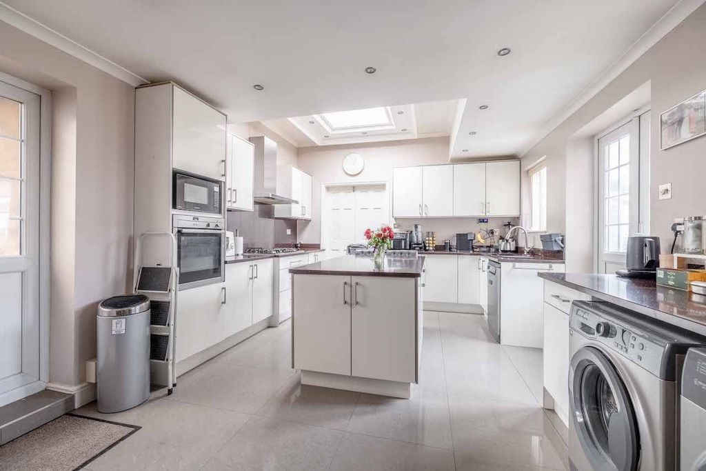 Property photo 3 of 26