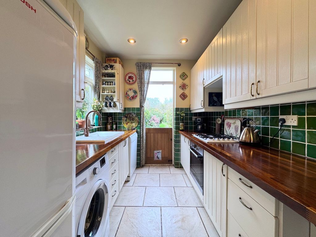 Property photo 3 of 18 Kitchen