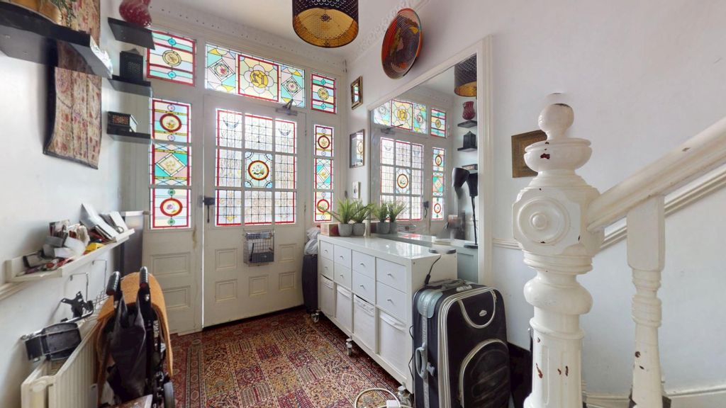 Property photo 2 of 29 12 Huron Road, Tooting, London Sw17 8Rb