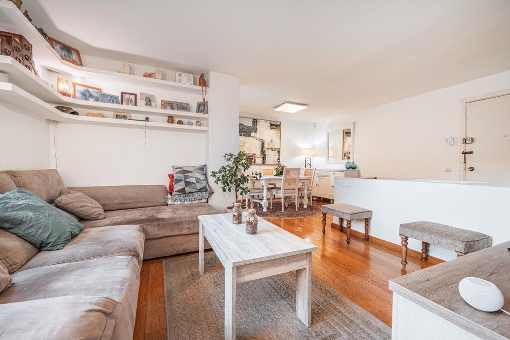 Property photo 1 of 18 Living (2)