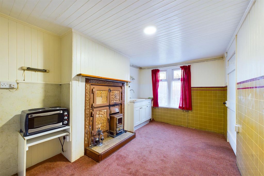 Property photo 3 of 19 Sitting Room / Kitchen