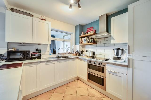 Property photo 3 of 18 Kitchen