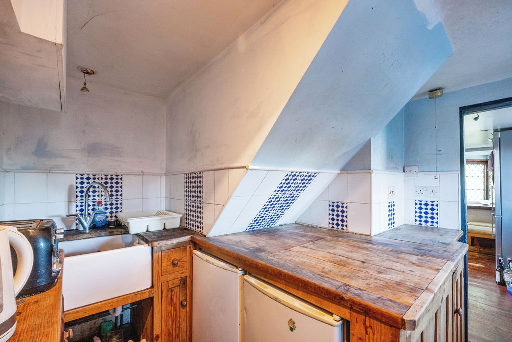 Property photo 2 of 19 Kitchen