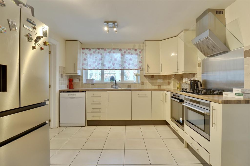 Property photo 3 of 28 Eeba0D1D-8281-4D04-A83A-C1983E9F27A7_1_201_A.Jpeg