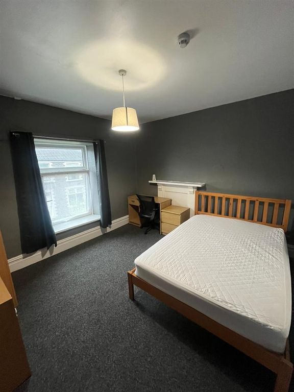 Property photo 1 of 4 Spacious Modern Bedroom With A Dedicated Desk...