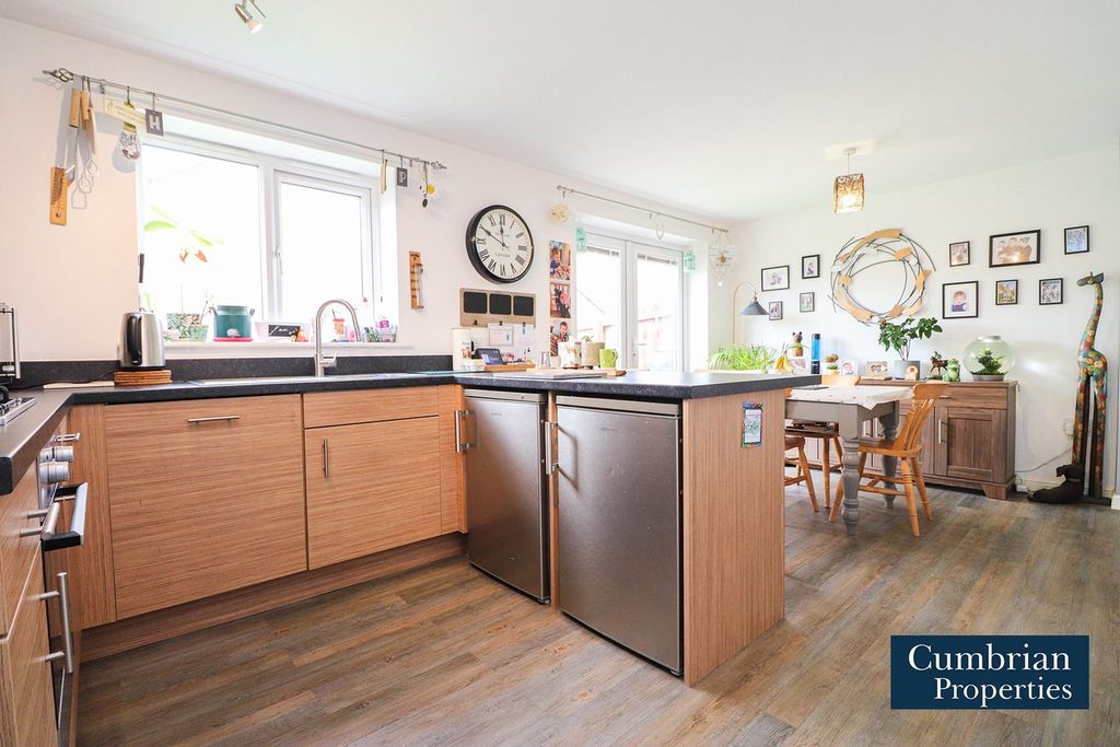 Property photo 2 of 23 Dining Kitchen